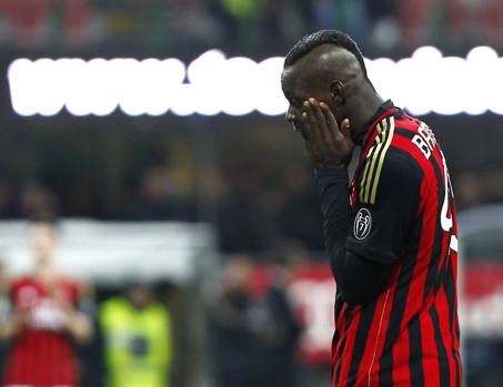 Mani sul volto per Mario Balotelli. LaPresse